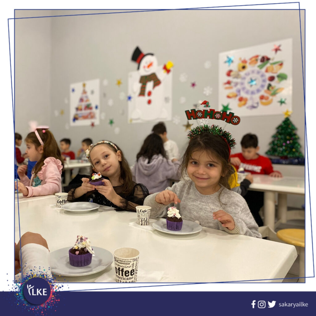 Miniklerimizin elinden cupcake süsleme