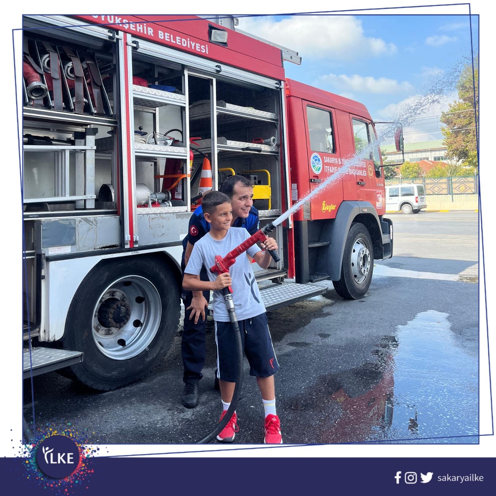 Öğrencilerimiz Sakarya Büyükşehir Belediyesi İtfaiye Dairesi Başkanlığına ziyarette bulundular.