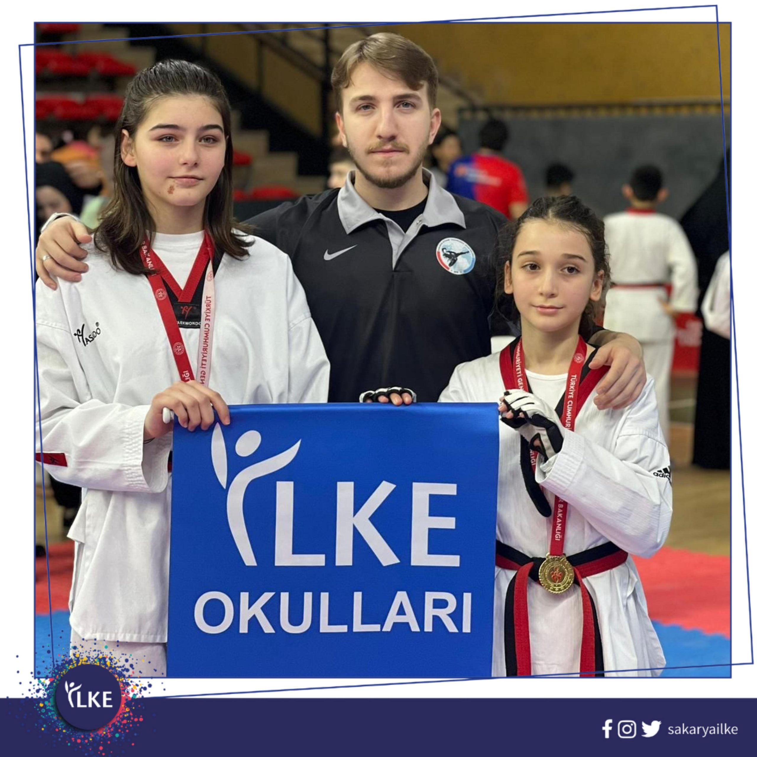 Küçük Kızlar Tekvando Müsabakaları’nda, Öğrencimiz Zeynep Beren Özel Birinci, Zümra Çekin İkinci Olmuştur.