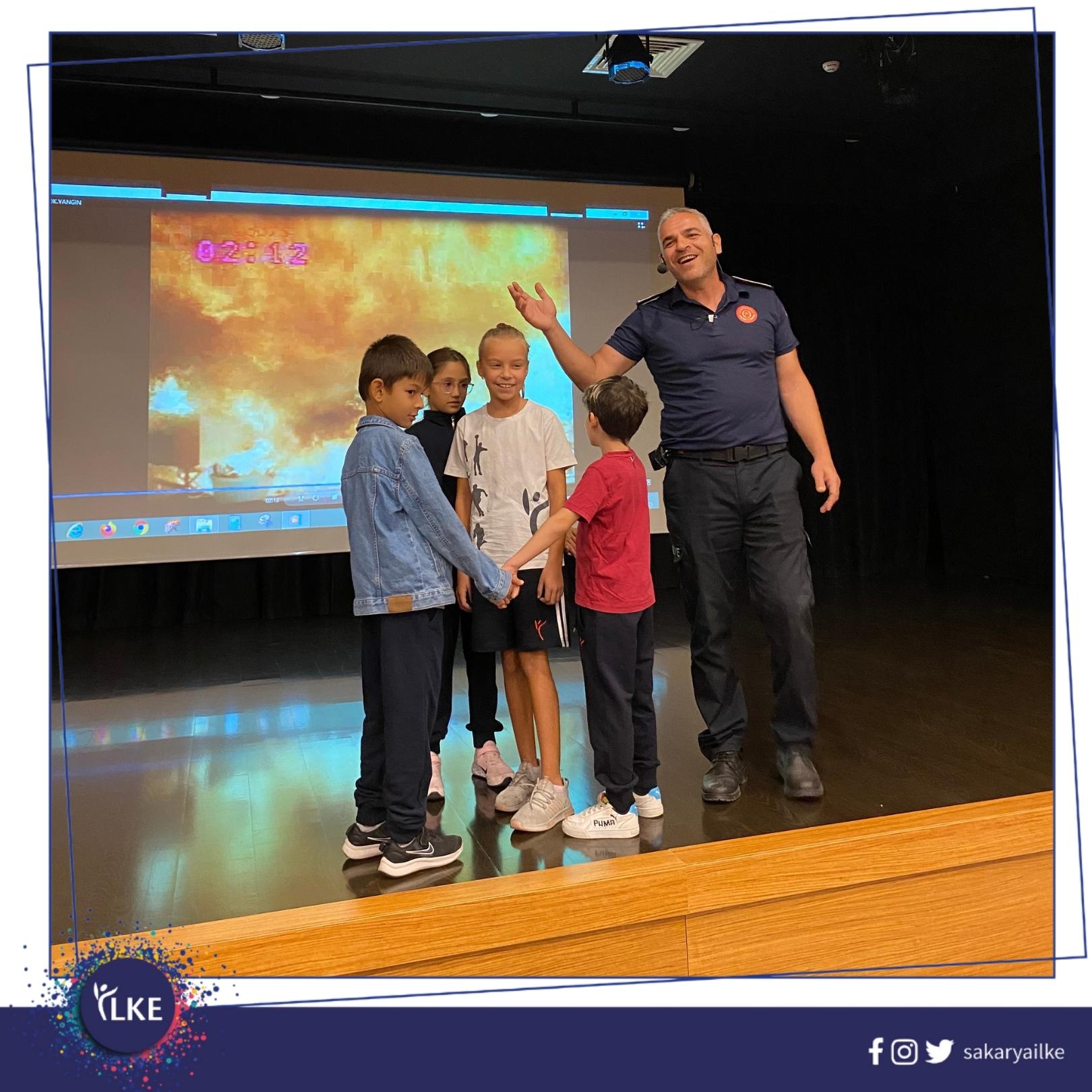 Sakarya Büyükşehir Belediyesi İtfaiye Eğitim Şube Amiri Beytullah Temiz, 3. sınıf öğrencilerimize bilgilendirme sunumu yaptı.